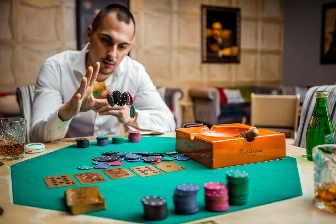 アルテ スパ&パーク ホテル ヴェリングラード エクステリア 写真 A player at a poker table