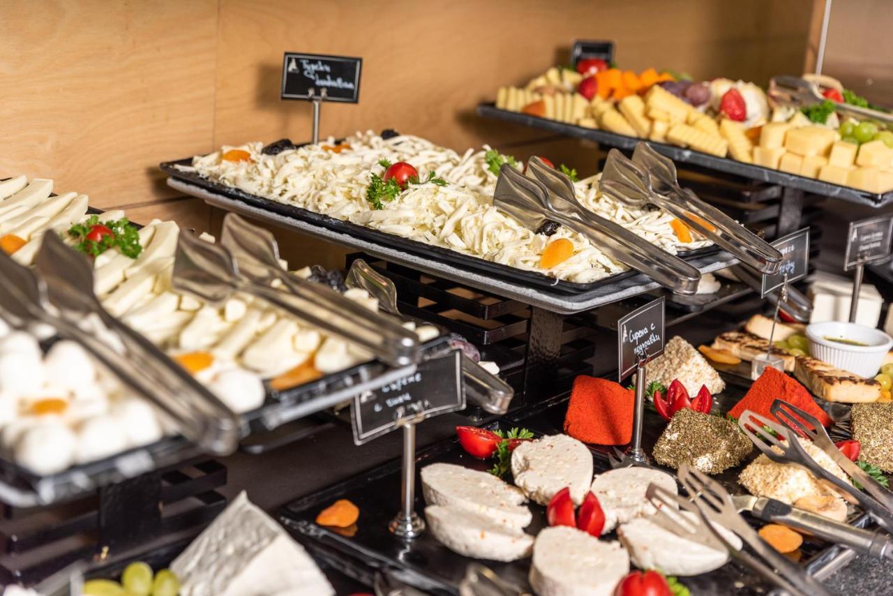 アルテ スパ&パーク ホテル ヴェリングラード エクステリア 写真 A buffet at a hotel