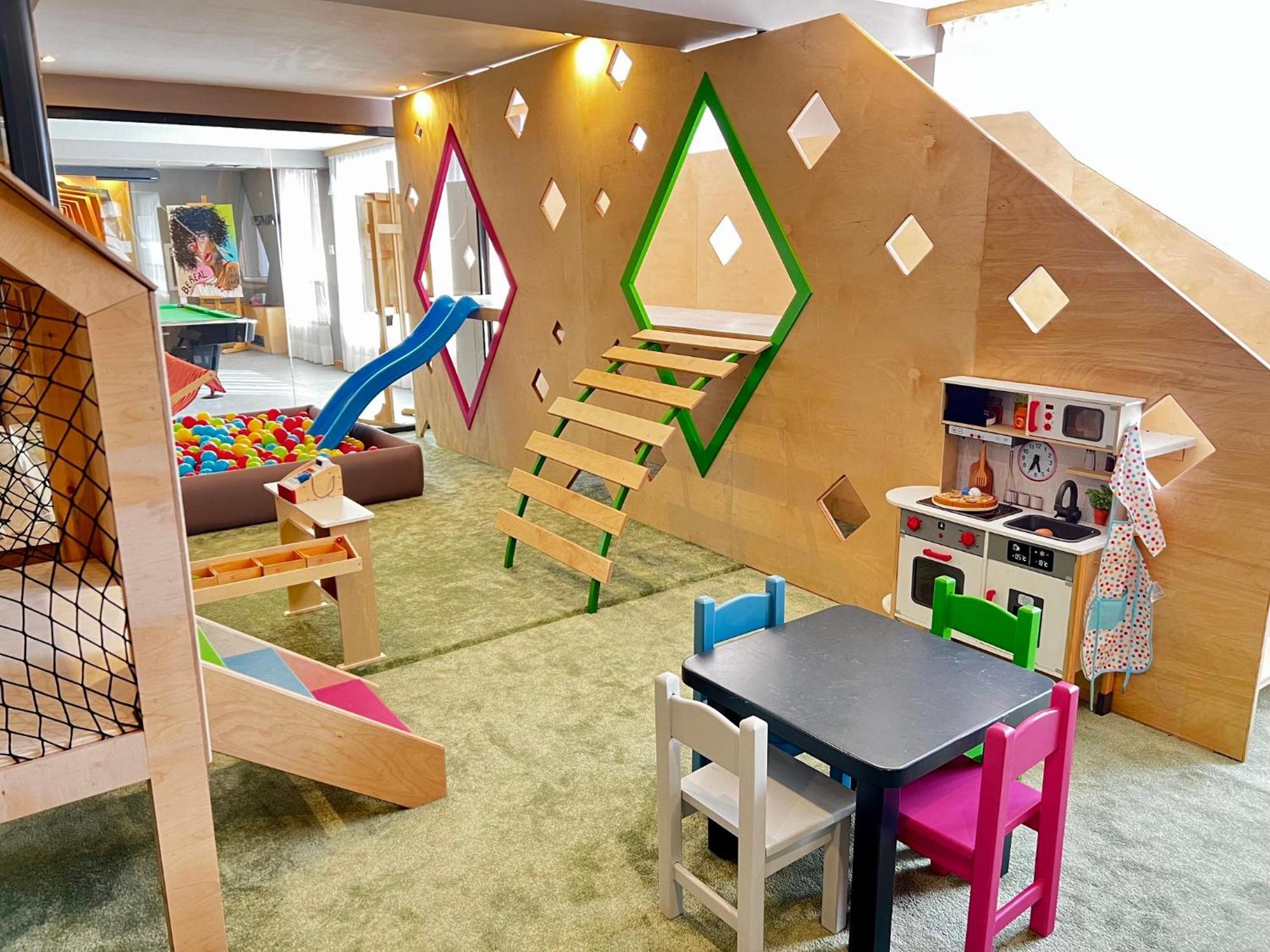 アルテ スパ&パーク ホテル ヴェリングラード エクステリア 写真 The interior of the children's area