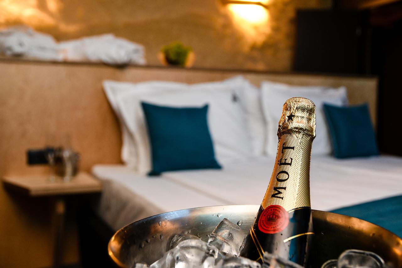 アルテ スパ&パーク ホテル ヴェリングラード エクステリア 写真 A bottle of Moët & Chandon champagne